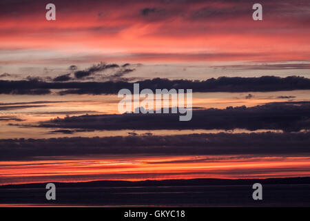 Sandylands Promenade, Heysham, Lancashire, UK. 24. August 2016. UK-Wetter: Die Sonnenuntergänge über Morecambe Bucht hinter den Süden Lakelalnd Fells Kredit: David Billinge/Alamy Live News Stockfoto