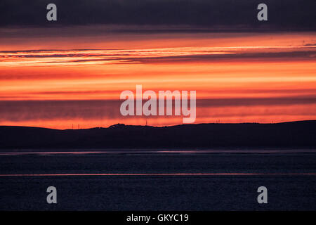 Sandylands Promenade, Heysham, Lancashire, UK. 24. August 2016. UK-Wetter: Die Sonnenuntergänge über Morecambe Bucht hinter den Süden Lakelalnd Fells Kredit: David Billinge/Alamy Live News Stockfoto