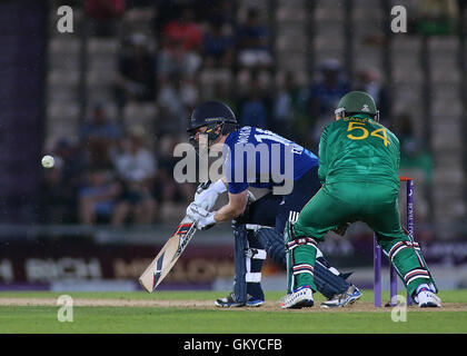 Ageas Schüssel, Southampton, UK. 24. August 2016. 1. royal London eintägigen internationalen Cricket. England gegen Pakistan. England Kapitän Eoin Morgan spielt den letzten Schuss des Spiels vor Regen aufgehört zu spielen Credit: Action Plus Sport/Alamy Live News Stockfoto