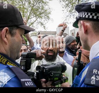 London, UK.  18. April 2014.  Datei-Image von 18.04.2014: Michael Coe oder Mikaeel Ibrahim, 35, britische Islamist von Greenwich, Süd-Ost-London, ist mit Blick auf mögliche Haftstrafe für eine Verurteilung des Angriffs ein Schuljunge in der Straße in East Ham, London, April. Hier zu sehen (3. rechts) mit anderen islamistischen Abu Izzadeen (Mitte) bei Zusammenstößen mit rechtsextremen Protestgruppen und Polizei außerhalb Regents Park-Moschee in London am 18. April 2014 Credit: Guy Corbishley/Alamy Live News Stockfoto