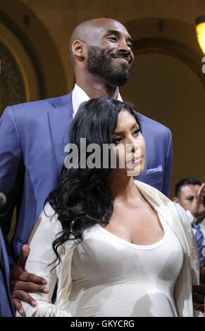 Los Angeles, Kalifornien, USA. 24. August 2016. Ehemaligen Los Angeles Lakers-star KOBE BRYANT und seiner Familie an der Los Angeles City Council-Sitzung im Ratssaal in Los Angeles City Hall, wo der Rat der Stadt Kobe Bryant Day erklärt. Der Stadtrat von Los Angeles geehrt, vor kurzem pensionierter Los Angeles Laker zum Zeitpunkt der Rückennummern trug er mit dem Team. © Ringo Chiu/ZUMA Draht/Alamy Live-Nachrichten Stockfoto