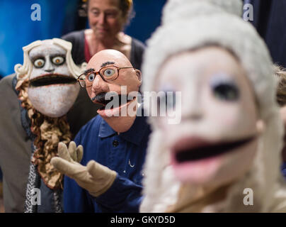 Northeim, Deutschland. 23. August 2016. Die Puppen Herr Heidegger (l-R), beseelt von Ruth Brockhausen, Herr Kasurke, beseelt von Heiko Brockhausen, und Maria, animiert durch Oliver Koehler am Theater der Nacht in Northeim, Deutschland, 23. August 2016. Während einer Konferenz von 29 August bis 4. September 2016 dauert treffen Puppenspieler aus ganz Deutschland treffen sich für Kurse, Workshops und Theateraufführungen mit verschiedenen Marionette Arten. Foto: Sebastian Gollnow/Dpa/Alamy Live News Stockfoto