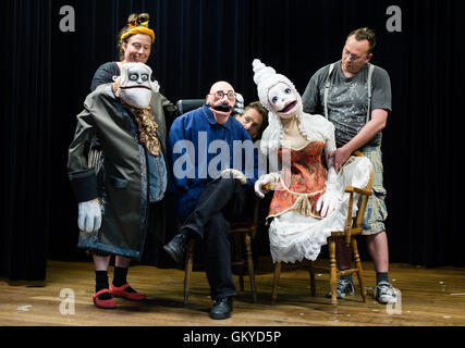 Northeim, Deutschland. 23. August 2016. Die Puppen Herr Heidegger (l-R), beseelt von Ruth Brockhausen, Herr Kasurke, beseelt von Heiko Brockhausen, und Maria, animiert durch Oliver Koehler am Theater der Nacht in Northeim, Deutschland, 23. August 2016. Während einer Konferenz von 29 August bis 4. September 2016 dauert treffen Puppenspieler aus ganz Deutschland treffen sich für Kurse, Workshops und Theateraufführungen mit verschiedenen Marionette Arten. Foto: Sebastian Gollnow/Dpa/Alamy Live News Stockfoto