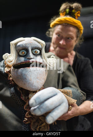 Northeim, Deutschland. 23. August 2016. Die Marionette Herr Heidegger wird von Ruth Brockhausen am Theater der Nacht in Northeim, Deutschland, 23. August 2016 animiert. Während einer Konferenz von 29 August bis 4. September 2016 dauert treffen Puppenspieler aus ganz Deutschland treffen sich für Kurse, Workshops und Theateraufführungen mit verschiedenen Marionette Arten. Foto: Sebastian Gollnow/Dpa/Alamy Live News Stockfoto