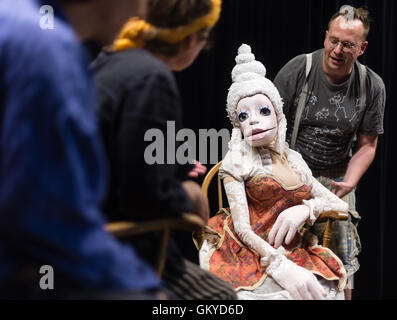 Northeim, Deutschland. 23. August 2016. Puppeteer Oliver Koehler (r), zeigt die Grundsätze der Pupeetry mit Puppe Mary an das Theater der Nacht in Northeim, Deutschland, 23. August 2016. Während einer Konferenz von 29 August bis 4. September 2016 dauert treffen Puppenspieler aus ganz Deutschland treffen sich für Kurse, Workshops und Theateraufführungen mit verschiedenen Marionette Arten. Foto: Sebastian Gollnow/Dpa/Alamy Live News Stockfoto