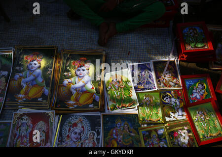 Lalitpur, Nepal. 25. August 2016. Poster von Gott Krishna sind auf Verkauf während Janmashtami Festival oder Geburt Jubiläum der Gottheit Krishna Krishna-Tempel in Patan Durbar Square, Lalitpur am Donnerstag, 25 August, 16 gesehen. Bildnachweis: Skanda Gautam/ZUMA Draht/Alamy Live-Nachrichten Stockfoto