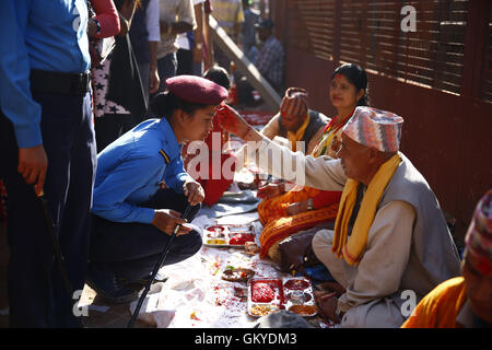 Lalitpur, Nepal. 25. August 2016. Mitglied nepalesischen Polizei angewendeten Tika während Janmashtami Festival oder Geburt Jubiläum der Gottheit Krishna Krishna-Tempel in Patan Durbar Square, Lalitpur am Donnerstag, 25 August, 16. Bildnachweis: Skanda Gautam/ZUMA Draht/Alamy Live-Nachrichten Stockfoto