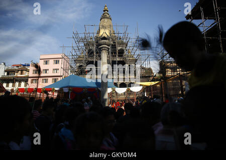 Lalitpur, Nepal. 25. August 2016. Eine Ansicht der Krishna-Tempel gilt als Anhänger versammeln sich, um Gebete während Janmashtami Festival oder Geburt Jubiläum der Gottheit Krishna in Patan Durbar Square, Lalitpur am Donnerstag, 25 August, 16 anzubieten. Bildnachweis: Skanda Gautam/ZUMA Draht/Alamy Live-Nachrichten Stockfoto