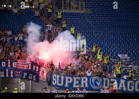 Rom, Italien. 23. August 2016. Porto-fans Fußball: UEFA Champions League Play-off 2. Bein match zwischen AC Roma 0-3 FC Porto im Stadio Olimpico in Rom, Italien. © Maurizio Borsari/AFLO/Alamy Live-Nachrichten Stockfoto