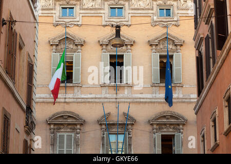 Rom, Italien. 25. August 2016. Flaggen auf Halbmast erscheinen im italienischen Senat, Palazzo Madama. Italien ist in Trauer für die Opfer des schweren Erdbebens, die im August letzten Jahres 24. in den zentralen italienischen Regionen aufgetreten sind.  Bildnachweis: Yves Trenet/Alamy Live-Nachrichten) Stockfoto