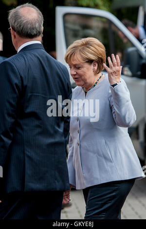 Tallinn, Estland, 25. August 2016. Estnische Präsident Toomas Hendrik Ilves (L) begrüßt German Chancellor Angela Merkel (R) Präsidentschaft Palace, Kadriog Park. Merkel ist bei einem zweitägigen Besuch in Estland. Estland wird Gastgeber der die Präsidentschaft des Rates der Europäischen Union in der zweiten Hälfte des 2017, das zum ersten Mal. Bildnachweis: Nicolas Bouvy/Alamy Live-Nachrichten Stockfoto