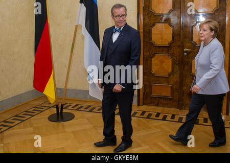 Tallinn, Estland, 25. August 2016. Estnische Präsident Toomas Hendrik Ilves (L) und German Chancellor Angela Merkel (R) kommen bei ihrem Treffen im Präsidentschaft Palace, Kadriog Park. Merkel ist bei einem zweitägigen Besuch in Estland. Estland wird Gastgeber der die Präsidentschaft des Rates der Europäischen Union in der zweiten Hälfte des 2017, das zum ersten Mal. Bildnachweis: Nicolas Bouvy/Alamy Live-Nachrichten Stockfoto