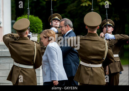 Tallinn, Estland, 25. August 2016. Estonian President Toomas Hendrik Ilves (R) und die deutsche Bundeskanzlerin Angela Merkel (L) kommen bei ihrem Treffen im Präsidentschaft Palace, Kadriog Park. Merkel ist bei einem zweitägigen Besuch in Estland. Estland wird Gastgeber der die Präsidentschaft des Rates der Europäischen Union in der zweiten Hälfte des 2017, das zum ersten Mal. Bildnachweis: Nicolas Bouvy/Alamy Live-Nachrichten Stockfoto