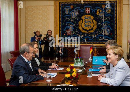 Tallinn, Estland, 25. August 2016. Estnische Präsident Toomas Hendrik Ilves (L) plaudert mit German Chancellor Angela Merkel (R) vor ihrem Treffen im Präsidentschaft Palace, Kadriog Park. Merkel ist bei einem zweitägigen Besuch in Estland. Estland wird Gastgeber der die Präsidentschaft des Rates der Europäischen Union in der zweiten Hälfte des 2017, das zum ersten Mal. Bildnachweis: Nicolas Bouvy/Alamy Live-Nachrichten Stockfoto