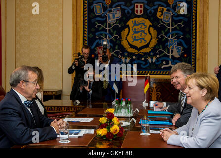 Tallinn, Estland, 25. August 2016. Estnische Präsident Toomas Hendrik Ilves (L) plaudert mit German Chancellor Angela Merkel (R) vor ihrem Treffen im Präsidentschaft Palace, Kadriog Park. Merkel ist bei einem zweitägigen Besuch in Estland. Estland wird Gastgeber der die Präsidentschaft des Rates der Europäischen Union in der zweiten Hälfte des 2017, das zum ersten Mal. Bildnachweis: Nicolas Bouvy/Alamy Live-Nachrichten Stockfoto