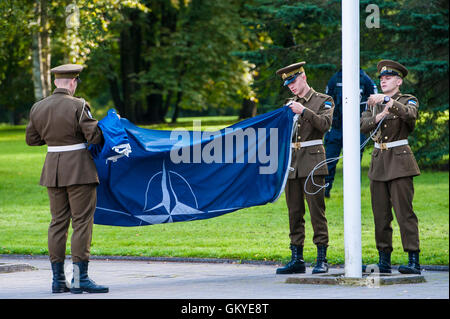 Tallinn, Estland, 25. August 2016. Estnische Soldaten Falten die NATO Flagge vor dem Besuch von Bundeskanzlerin Angela Merkel im Präsidentschaft Palace, Kadriog Park. Merkel ist bei einem zweitägigen Besuch in Estland. Estland wird Gastgeber der die Präsidentschaft des Rates der Europäischen Union in der zweiten Hälfte des 2017, das zum ersten Mal. Bildnachweis: Nicolas Bouvy/Alamy Live-Nachrichten Stockfoto