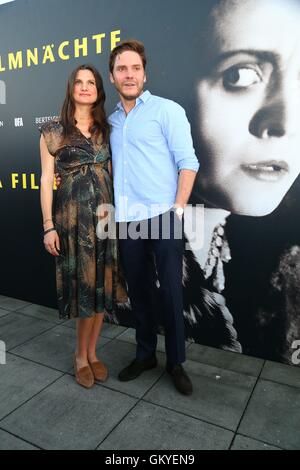 Berlin, Deutschland. 24. August 2016. Daniel Bruehl mit seiner schwangeren Freundin Felicitas Rombold an der UFA Film Nacht Rezeption in Berlin, am 24. August 2016. | Nutzung weltweit © Dpa/Alamy Live-Nachrichten Stockfoto