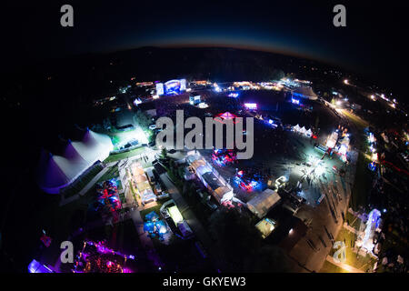 Uebersee, Deutschland. 24. August 2016. Zahlreiche Stände und Bühnen sind auf dem Chiemsee Summer Festival in Uebersee, Deutschland, 24. August 2016 beleuchtet. Das Festival findet vom 24.-27. August 2016. Foto: MATTHIAS BALK/DPA/Alamy Live-Nachrichten Stockfoto