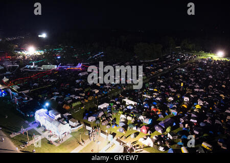 Uebersee, Deutschland. 24. August 2016. Hunderte von Zelten auf dem Chiemsee Summer Festival in Uebersee, Deutschland, 24. August 2016. Das Festival findet vom 24.-27. August 2016. Foto: MATTHIAS BALK/DPA/Alamy Live-Nachrichten Stockfoto