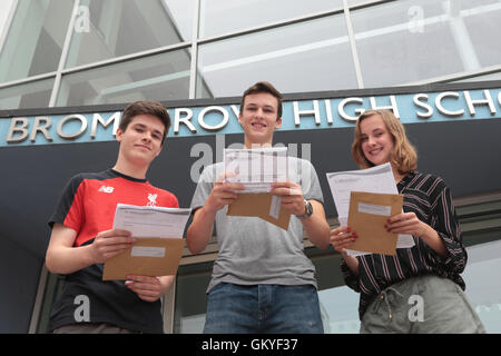 Britische Schulabgänger erhalten ihre Prüfungsergebnisse an ihrer Schule in Bromsgrove, Worcestershire, UK Stockfoto