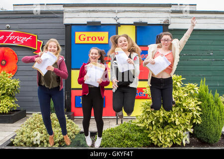 Southport, Merseyside. 25. August 2016.  Schülerinnen und Schüler aus "Christ The King katholische High School" in Southport, feiern ihre GCSE-Ergebnisse mit ihren Freunden.  Nach einem langen Sommer warten für heute das Relief war offensichtlich als Studenten Riss öffnen ihre Umschläge.  Philippa Marshall, Megan Edwards, Alice Mawdsley & Emily Hopkins sind sehr zufrieden mit ihren 9 GCSE Pässe & feiern mit Stil. Bildnachweis: Cernan Elias/Alamy Live-Nachrichten Stockfoto