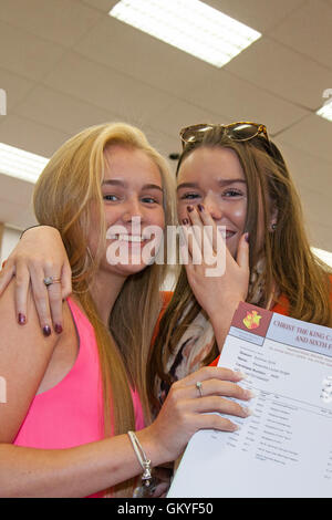 Southport, Merseyside. 25. August 2016.  Schülerinnen und Schüler aus "Christ The King katholische High School" in Southport, feiern ihre GCSE-Ergebnisse mit ihren Freunden.  Nach einem langen Sommer warten für heute das Relief war offensichtlich als Studenten Riss öffnen ihre Umschläge.  Bildnachweis: Cernan Elias/Alamy Live-Nachrichten Stockfoto