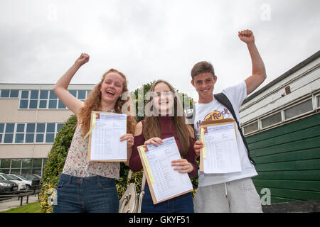 Southport, Merseyside. 25. August 2016.  Schülerinnen und Schüler aus "Christ The King katholische High School" in Southport, feiern ihre GCSE-Ergebnisse mit ihren Freunden.  Lauren Williamson, Lauren Halsall & Patrick Farnell alle erzielte 10 A * Noten.  Nach einem langen Sommer warten für heute das Relief war offensichtlich als Studenten Riss öffnen ihre Umschläge.  Bildnachweis: Cernan Elias/Alamy Live-Nachrichten Stockfoto