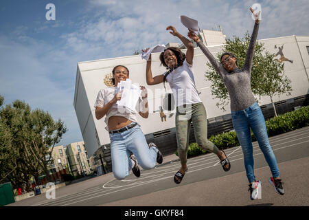 London, UK. 25. August 2016. Schülerinnen und Schüler springen vor Freude, nachdem sammeln ihre GCSE Prüfung bei Arche Globus Akademie in Süd-Ost-London Credit ergibt sich: Guy Corbishley/Alamy Live News Stockfoto