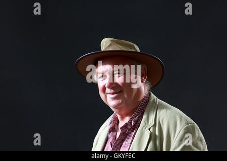 Edinburgh, UK. 25. August 2016. Edinburgh International Book Festival 13. Tag. Edinburgh International Book Festival findet statt in Charlotte Square Gardens. Edinburgh. Abgebildete Louis de Bernieres. Pako Mera/Alamy Live-Nachrichten Stockfoto