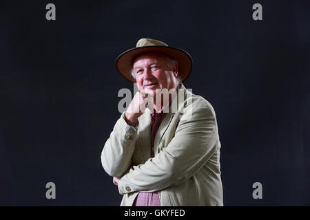 Edinburgh, UK. 25. August 2016. Edinburgh International Book Festival 13. Tag. Edinburgh International Book Festival findet statt in Charlotte Square Gardens. Edinburgh. Abgebildete Louis de Bernieres. Pako Mera/Alamy Live-Nachrichten Stockfoto