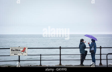 Saltburn von Meer, North Yorkshire, England, UK. 25. August 2016. Wetter: Mieten Sie ein ruhiger Tag für Liegestuhl Geschäft auf einem nassen Donnerstagmorgen bei Saltburn an der Küste von North Yorkshire. Ein bisschen ein Nord-Süd Gefälle am Donnerstag im Vereinigten Königreich, wobei ein Großteil der Süden genießen warnen Sonnenschein. Bildnachweis: Alan Dawson News/Alamy Live-Nachrichten Stockfoto