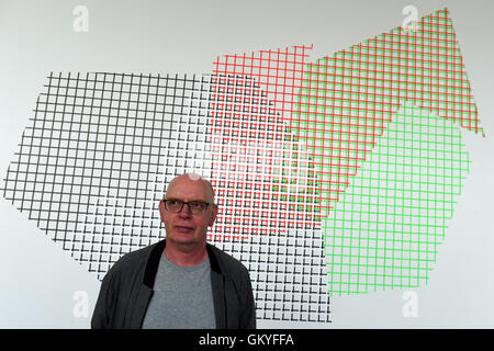 Essen, Deutschland. 25. August 2016. Richard Deacon posiert vor seinem Kunstwerk "Großer Bildschirm" (lit. großer Monitor) 2016 in Essen, Deutschland, 25. August 2016. Die Ausstellung Richard Deacon. Zeichnungen und Drucke 1968-2016 läuft vom 26. August bis zum 13. November 2016 im Museum Folkwang. Foto: FEDERICO GAMBARINI/DPA/Alamy Live-Nachrichten Stockfoto