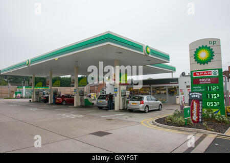 BP-Garage oder Kraftstoff-Tankstelle auf der Birmingham Road, Bromsgrove, Worcestershire UK wo ein blinder Kunde die Einreise verweigert wurde Stockfoto