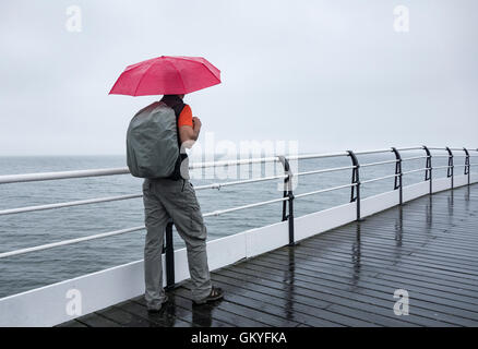 Saltburn von Meer, North Yorkshire, England, UK. 25. August 2016. Wetter: Ein Wanderer Wanderweg der Cleveland Art nationalen auf Saltburn viktorianischen Pier auf einem nassen Donnerstag Morgen an der Küste von North Yorkshire. Ein bisschen ein Nord-Süd Gefälle am Donnerstag im Vereinigten Königreich, wobei ein Großteil der Süden genießen warnen Sonnenschein. Bildnachweis: Alan Dawson News/Alamy Live-Nachrichten Stockfoto