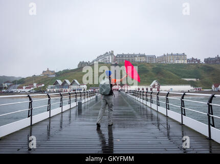 Saltburn von Meer, North Yorkshire, England, UK. 25. August 2016. Wetter: Ein Wanderer Wanderweg der Cleveland Art nationalen auf Saltburn viktorianischen Pier auf einem nassen Donnerstag Morgen an der Küste von North Yorkshire. Ein bisschen ein Nord-Süd Gefälle am Donnerstag im Vereinigten Königreich, wobei ein Großteil der Süden genießen warnen Sonnenschein. Bildnachweis: Alan Dawson News/Alamy Live-Nachrichten Stockfoto