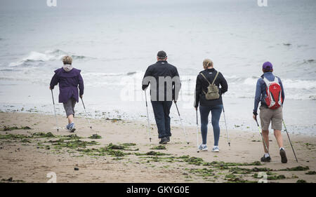 Saltburn von Meer, North Yorkshire, England, UK. 25. August 2016. Wetter: Nordic Walker auf einem nassen Donnerstagmorgen bei Saltburn an der Küste von North Yorkshire. Ein bisschen ein Nord Süd Gefälle am Donnerstag im Vereinigten Königreich, mit viel des Südens, die warme Sonne zu genießen. Bildnachweis: Alan Dawson News/Alamy Live-Nachrichten Stockfoto