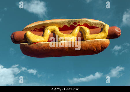 Fliegender Hot Dog blauer Himmel Hintergrund Stockfoto