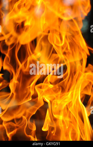 Leuchtende orange Turmspitzen machen Hintergrund. Feuer-Muster. Stockfoto