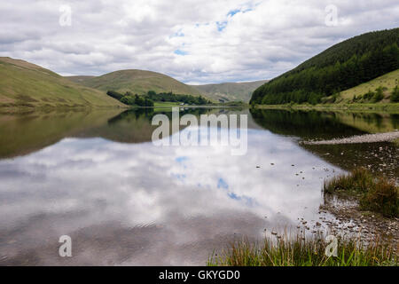 Spiegelt sich der Himmel in Loch Lowes in Schafgarbe Tal im südlichen Hochland an Str. Marys Loch in der Nähe von Selkirk schottischen Grenzen Schottland Stockfoto