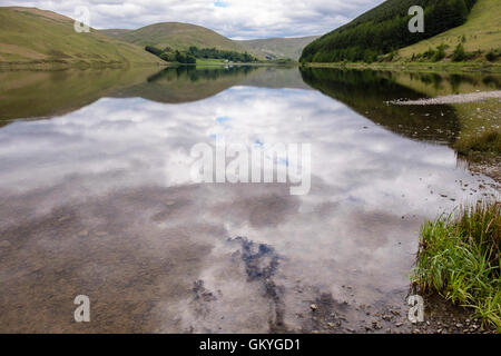 Spiegelt sich der Himmel in Loch Lowes in Schafgarbe Tal im südlichen Hochland an Str. Marys Loch in der Nähe von Selkirk schottischen Grenzen Schottland Stockfoto