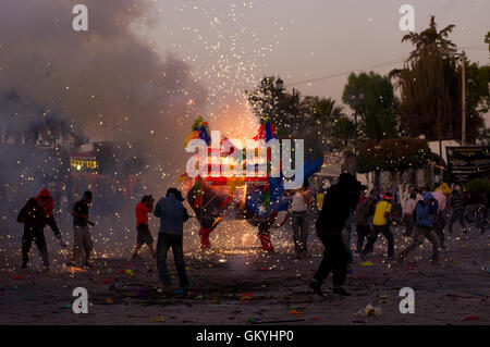 Quema de Toritos (pyrotechnische Stiere) während der nationalen pyrotechnische Festival in Tultepec, Estado de Mexico Stockfoto