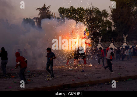 Quema de Toritos (pyrotechnische Stiere) während der nationalen pyrotechnische Festival in Tultepec, Estado de Mexico Stockfoto