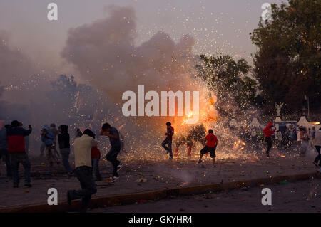 Quema de Toritos (pyrotechnische Stiere) während der nationalen pyrotechnische Festival in Tultepec, Estado de Mexico Stockfoto