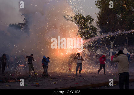 Quema de Toritos (pyrotechnische Stiere) während der nationalen pyrotechnische Festival in Tultepec, Estado de Mexico Stockfoto