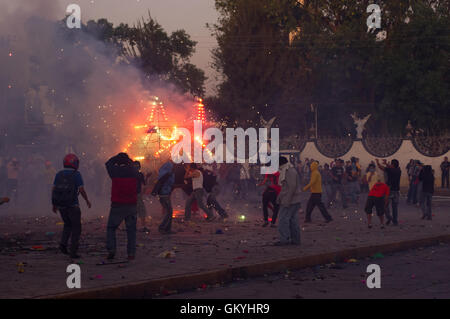 Quema de Toritos (pyrotechnische Stiere) während der nationalen pyrotechnische Festival in Tultepec, Estado de Mexico Stockfoto