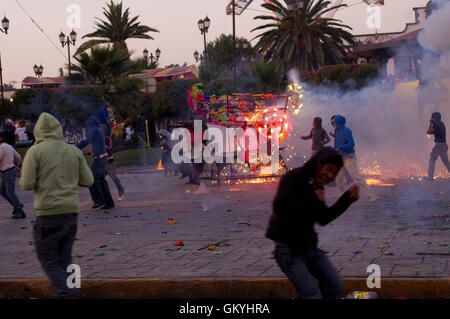 Quema de Toritos (pyrotechnische Stiere) während der nationalen pyrotechnische Festival in Tultepec, Estado de Mexico Stockfoto