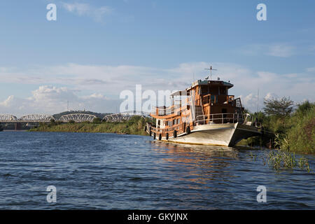 Die HM-Explorer auf dem Irrawaddy (Ayeyarwady) in der Nähe von Mandalay, Myanmar (Burma). Das Boot im Leerlauf am Flussufer. Stockfoto