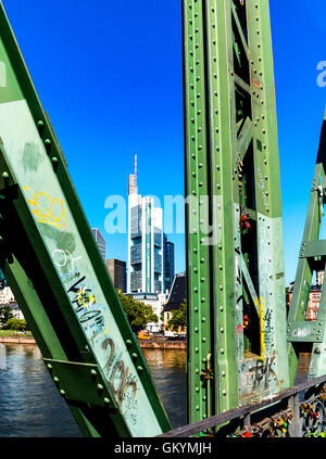 Fußgängerbrücke über den Main in der Mitte der Innenstadt von Frankfurt am Main, Deutschland Stockfoto