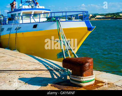 Schiffe vor Anker im Hafen von einem Stahl-Poller Stockfoto