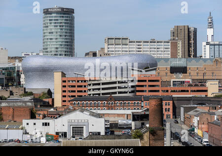 Blick Richtung Birmingham City Center (einschließlich der Stierkampfarena, die rotunde) und der Telecom Tower) von der Digbeth Gegend der Stadt. Stockfoto